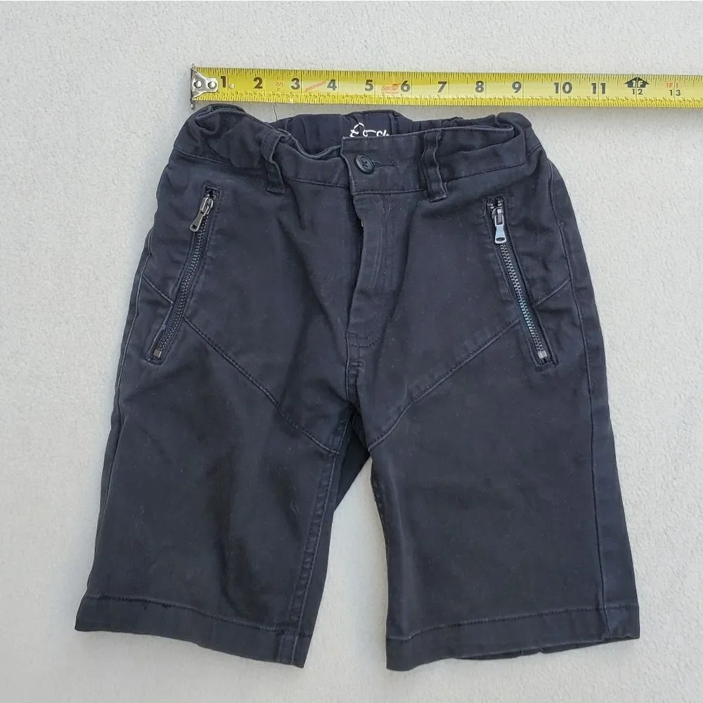 Bundle of 2 short sleeve shirts and 1 pair of shorts Size 6